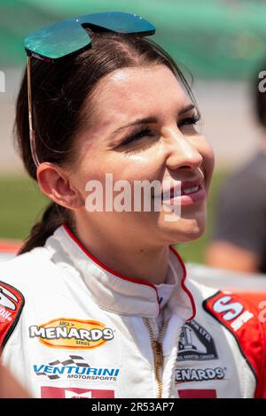 Kansas City, KC, USA. 6. Mai 2023. Der Fahrer der NASCAR Craftsman Truck Series, Amber Balcaen, bereitet sich auf das Rennen für den Dawn 150 in Kansas City, KC, USA, vor. (Kreditbild: © Walter G. Arce Sr./ZUMA Press Wire) NUR REDAKTIONELLE VERWENDUNG! Nicht für den kommerziellen GEBRAUCH! Stockfoto