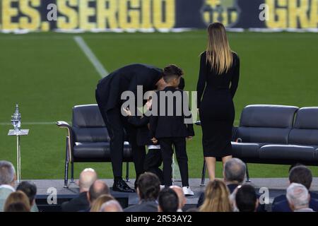 Barcelona, Spanien. 31. Mai 2023. BARCELONA, SPANIEN – 31. MAI: .Sergio Busquets und seine Familie während seines Abschieds im Spotify Camp Nou am 31. Mai 2023 in Barcelona, Spanien (Kreditbild: © Gerard Franco/DAX via ZUMA Press Wire) NUR REDAKTIONELLE VERWENDUNG! Nicht für den kommerziellen GEBRAUCH! Stockfoto