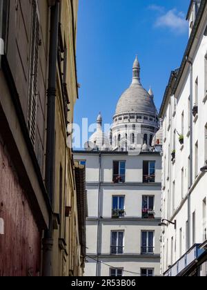 Das imposante Sacré Coeur de Montmartre war in der warmen Sommersonne gebadet und leicht abstrakt, Paris, Frankreich Stockfoto