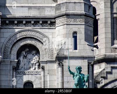 Das imposante Sacré Coeur de Montmartre war in der warmen Sommersonne gebadet und leicht abstrakt, Paris, Frankreich Stockfoto