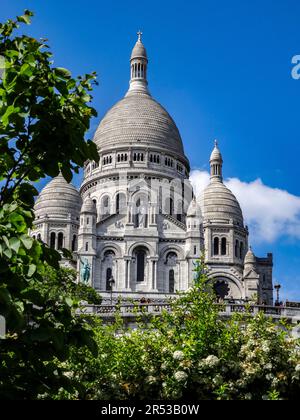 Das imposante Sacré Coeur de Montmartre war in der warmen Sommersonne gebadet und leicht abstrakt, Paris, Frankreich Stockfoto