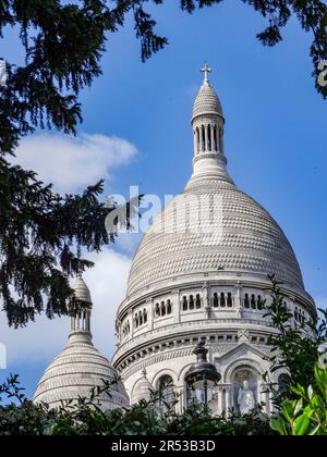 Das imposante Sacré Coeur de Montmartre war in der warmen Sommersonne gebadet und leicht abstrakt, Paris, Frankreich Stockfoto