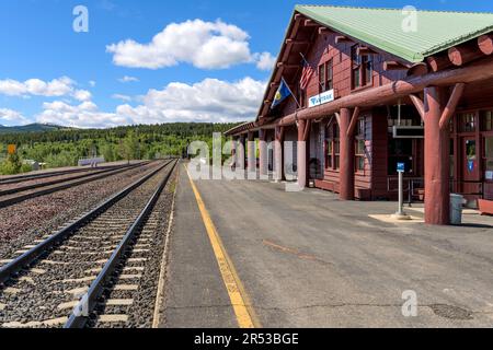 Amtrak-Bahnhof - Frühlingsmorgendlicher Blick auf den Bahnsteig eines Amtrak-Bahnhofs im East Glacier Park Village, außerhalb des Glacier-Nationalparks, MT. Stockfoto