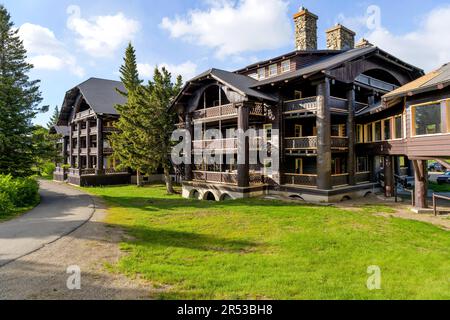 South Building - Frühlingsvormittag mit Blick auf das südliche Zusatzgebäude der historischen Glacier Park Lodge außerhalb des Glacier National Park, MT, USA. Stockfoto