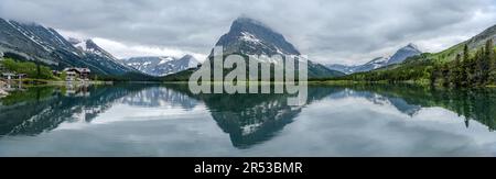 Frühling am Swiftcurrent Lake - Panoramablick auf den Swiftcurrent Lake an einem stürmischen Frühlingsabend. Viele Gletscher, Gletscher-Nationalpark. Montana, USA. Stockfoto