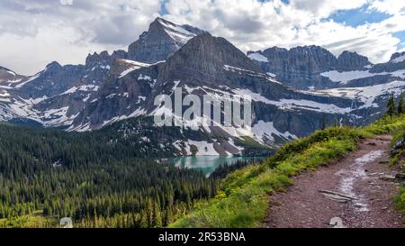 Spring Mountains - Panoramablick auf Mt. Gould, Angel Wing und Grinnell Lake an einem stürmischen Frühlingsabend. Many Glacier, Glacier-Nationalpark, MT, USA. Stockfoto