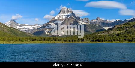 Mount Wilbur - Panoramablick vom Frühling auf den Mount Wilbur am Westufer des Swiftcurrent Lake. Many Glacier, Glacier-Nationalpark, MT, USA. Stockfoto