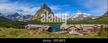 Many Glacier - Panoramablick auf das historische Many Glacier Hotel im Schweizer Chalet-Stil am Ufer des Swiftcurrent Lake, Many Glacier, Glacier National Park, MT. Stockfoto