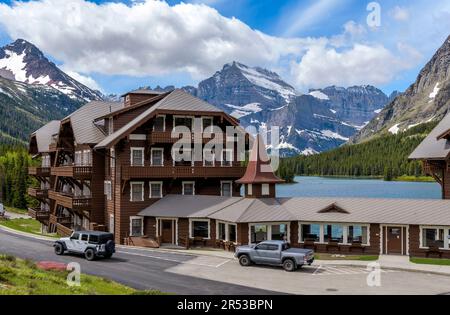 Many Glacier - ein historisches Hotelgebäude im Schweizer Chalet-Stil am Ufer des Swiftcurrent Lake, Many Glacier, Glacier National Park, MT. Stockfoto