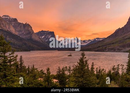 Sonnenuntergang am Saint Mary Lake - Ein Panoramablick auf den Frühling-Sonnenuntergang über Saint Mary Lake und die umliegenden steilen Berge, Glacier-Nationalpark, Montana, USA. Stockfoto