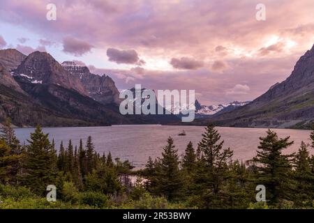 Frühlings-Sonnenuntergang am Saint Mary Lake - Ein farbenfroher Frühlings-Sonnenuntergang auf den Saint Mary Lake und die umliegenden steilen Berge. Glacier-Nationalpark, MT, USA. Stockfoto