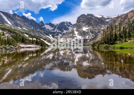 Lake Isabelle - Rugged Indian Peaks spiegeln sich an einem sonnigen Sommertag im ruhigen und kristallklaren Lake Isabelle wider. Indian Peaks Wilderness, Colorado, USA. Stockfoto