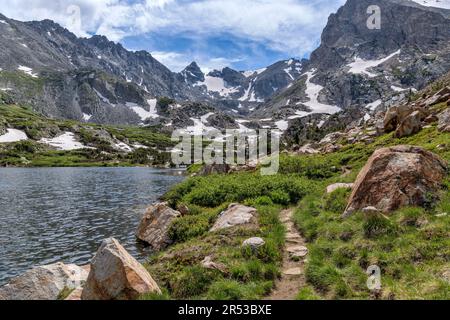 Pawnee Pass Trail - der Pawnee Pass Trail, der sich am westlichen Ende des Lake Isabelle in Richtung der zerklüfteten Indian Peaks schlängelt, ist am Frühlingstag zu sehen. Indian Peaks Wilderness, CO. Stockfoto