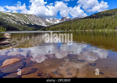 Long Lake – Indische Gipfel spiegeln sich an einem sonnigen Frühlingsmorgen im kristallklaren Long Lake wider. Indian Peaks Wilderness, Colorado, USA. Stockfoto