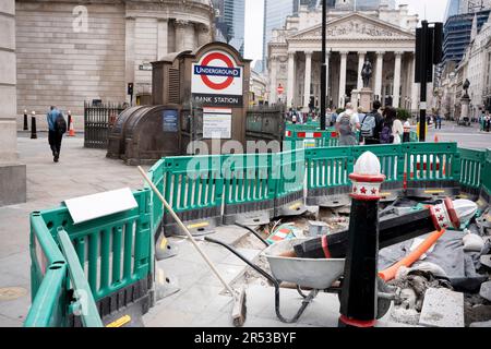 Verbesserungen durch die Auftragnehmer Conway finden am 31. Mai 2023 außerhalb der Bank of England in der City of London, dem Finanzviertel der Hauptstadt, in London statt. Stockfoto