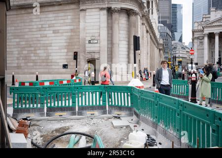 Verbesserungen durch die Auftragnehmer Conway finden am 31. Mai 2023 außerhalb der Bank of England in der City of London, dem Finanzviertel der Hauptstadt, in London statt. Stockfoto