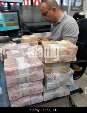 Ankara, T-¨¹rkiye. 31. Mai 2023. Türkische Lira-Banknoten werden am 31. Mai 2023 in einer Wechselstube in Ankara, T¨¹rkiye, gesehen. Die türkische Wirtschaft übertraf die Markterwartungen. Das Statistikinstitut der Türkei gab am Mittwoch ein Wachstum von 4 Prozent gegenüber dem Vorjahr bekannt. Kredit: Mustafa Kaya/Xinhua/Alamy Live News Stockfoto