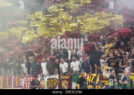 Budapest, Ungarn. 31. Mai 2023. Fans DER AS Roma während des Finalspiels der UEFA Europa League zwischen dem FC Sevilla und DER AS Roma in der Puskas Arena, Budapest, Ungarn, am 31. Mai 2023. Kredit: Giuseppe Maffia/Alamy Live News Stockfoto