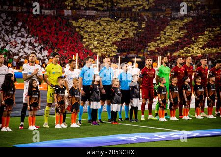 Budapest, Ungarn. 31. Mai 2023. Ungarn, Budapest. 31., Mai 2023. Schiedsrichter Anthony Taylor wurde vor dem Finale der UEFA Europa League zwischen Sevilla und Roma in der Puskas Arena in Ungarn mit den Lines gesehen. (Foto: Gonzales Photo/Alamy Live News Stockfoto