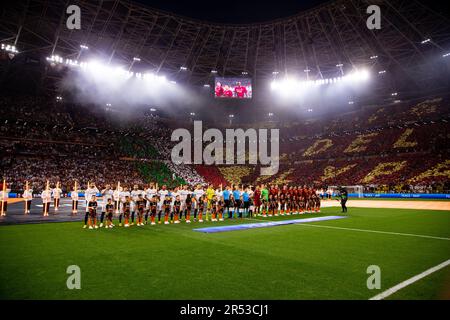 Budapest, Ungarn. 31. Mai 2023. Ungarn, Budapest. 31., Mai 2023. Die Spieler der beiden Teams stellen sich auf das Finale der UEFA Europa League zwischen Sevilla und Roma in der Puskas Arena in Ungarn. (Foto: Gonzales Photo/Alamy Live News Stockfoto