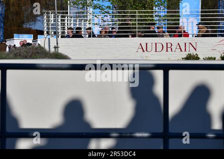 Pit Lane Wall Shadow, ein Teil der Attraktion des Meetings ist das allgemeine Ambiente und der entspannte Stil, Goodwood 80. Members Meeting, Goodwood Mot Stockfoto