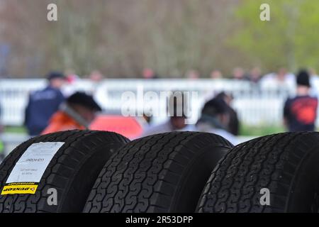 Drei Reifen, ein Teil der Attraktion des Treffens ist das allgemeine Ambiente und der entspannte Stil, Goodwood 80. Members Meeting, Goodwood Motor Circuit Stockfoto