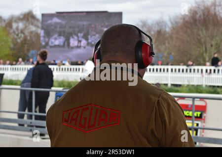 Jaguar Pit Crew, Teil der Attraktion des Treffens, ist das allgemeine Ambiente und der entspannte Stil, Goodwood 80. Members Meeting, Goodwood Motor Cir Stockfoto