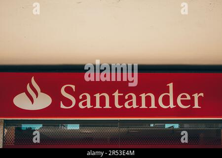 Benidorm, Spanien - 01. Mai 2023. Santander Logo-Schild auf der Filiale der Santander Bank. Die Santander Bank ist ein globales Finanzinstitut mit Hauptsitz in Stockfoto