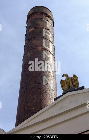 LONDON, Großbritannien - 28. MAI 2023: Chimney on the Old Truman Brewery in Brick Lane Stockfoto