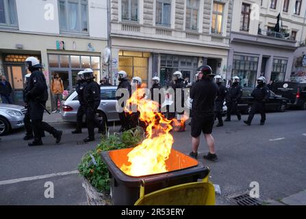 Hamburg, Deutschland. 31. Mai 2023. Ein Müll kann während einer Demonstration gegen die Verurteilung der vermuteten Linksextremistin Lina E. im Bezirk Karolinenviertel brennen. Das Oberlandesgericht Dresden verurteilte die mutmaßliche Linksextremistin Lina E. zu fünf Jahren und drei Monaten Haft für mehrere Angriffe auf Rechtsextremismen. Laut Gericht gehörte sie zu einer Gruppe, die Anschläge auf Mitglieder der rechten Szene verübte. Kredit: Marcus Brandt/dpa/Alamy Live News Stockfoto