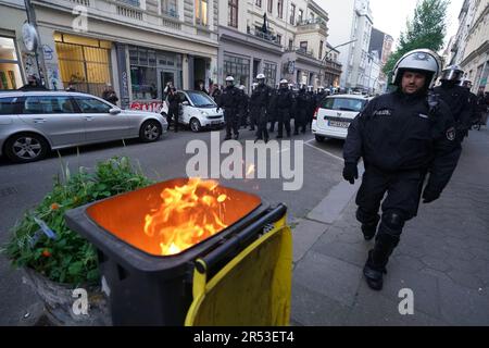 Hamburg, Deutschland. 31. Mai 2023. Ein Müll kann während einer Demonstration gegen die Verurteilung der vermuteten Linksextremistin Lina E. im Bezirk Karolinenviertel brennen. Das Oberlandesgericht Dresden verurteilte die mutmaßliche Linksextremistin Lina E. zu fünf Jahren und drei Monaten Haft für mehrere Angriffe auf Rechtsextremismen. Laut Gericht gehörte sie zu einer Gruppe, die Anschläge auf Mitglieder der rechten Szene verübte. Kredit: Marcus Brandt/dpa/Alamy Live News Stockfoto