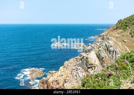 Felsenküste am Devil's Hole, St Mary Parish, Jersey, Kanalinseln Stockfoto