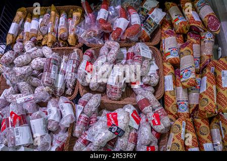 Italien - 31. Mai 2023: Italienische Salami, verpackt zum Verkauf in Korbkörben im italienischen Supermarkt Stockfoto