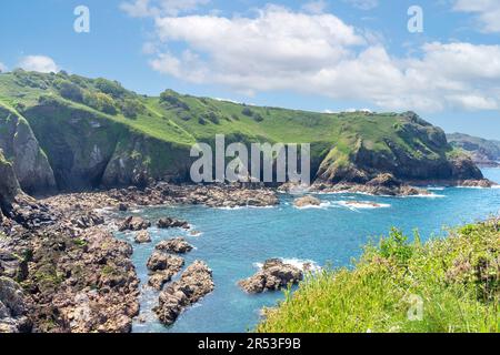 Felsenküste am Devil's Hole, St Mary Parish, Jersey, Kanalinseln Stockfoto