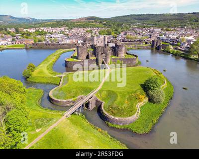 Caerphilly, Wales - Mai 2023: Aus der Vogelperspektive auf Caerphilly Castle in Südwales. Es ist die zweitgrößte Burg in Großbritannien nach Windsor Castle Stockfoto