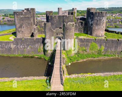 Caerphilly, Wales - Mai 2023: Aus der Vogelperspektive auf Caerphilly Castle in Südwales. Es ist die zweitgrößte Burg in Großbritannien nach Windsor Castle Stockfoto