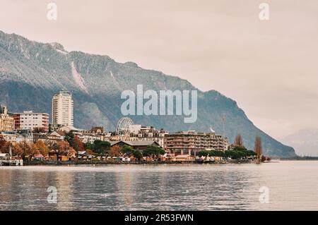 Winterlandschaft der Stadt Montreux mit installiertem Weihnachtsmarkt, Schweiz Stockfoto