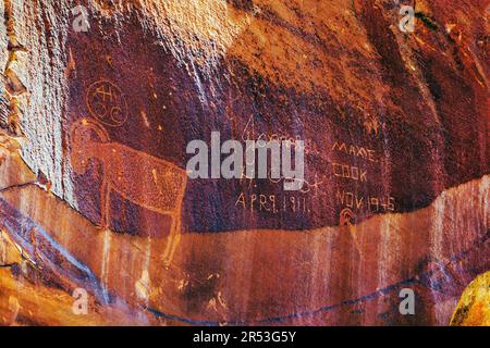 Petroglyphen aus dem alten Pueblo; Petroglyph Panel; Capital Reef National Park; Utah; USA Stockfoto