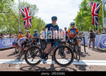 Charlotte Kool und die Fahrer zu Beginn des Rennens Classique UCI Women's WorldTour, Etappe 3, des Radsports Ford RideLondon 2023 in London, Großbritannien. Stockfoto