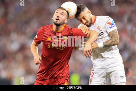 Puskás Aréna, UNGARN - MAI 31: Sevillas argentinischer Stürmer Lucas Ocampos (C) kämpft am 31. Mai während des Fußballfinalspiels der UEFA Europa League zwischen dem FC Sevilla und AS Roma im Stadion Puskás Aréna in Budapest ALS italienischer Mittelfeldspieler Lorenzo Pellegrini (L) und ALS brasilianischer Verteidiger Roger Ibanez (R) der Roma um den Titel. 2023. Foto von Kredit: Gabriella Barbara, Alamy Live News Stockfoto