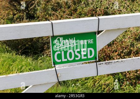 Ein Schild auf einem Holztor mit der Aufschrift „ry we're closed“, England, Großbritannien Stockfoto