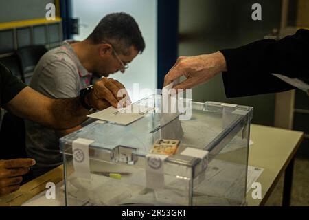 Barcelona, Spanien. 28. Mai 2023. Ein Wähler gibt seine Stimme vor einem der Wahllokale ab. Die Feier der Kommunalwahlen in Barcelona, die die Wahl der neuen Bürgermeisterschaft markieren. (Foto von Axel Miranda/SOPA Images/Sipa USA) Guthaben: SIPA USA/Alamy Live News Stockfoto