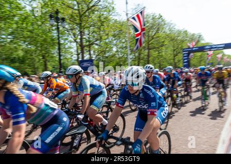 Rennfahrer fahren beim Classique UCI Women's WorldTour Road Race 3 der Ford RideLondon Radtour 2023 in London, Großbritannien. Stockfoto