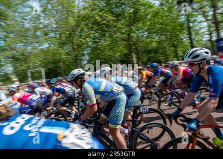 Rennfahrer fahren beim Classique UCI Women's WorldTour Road Race 3 der Ford RideLondon Radtour 2023 in London, Großbritannien. Stockfoto