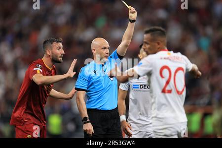 Puskás Aréna, UNGARN - MAI 31: ALS italienischer Mittelfeldspieler der Roma, Lorenzo Pellegrini (C), streitet sich mit dem englischen Schiedsrichter Anthony Taylor (R), nachdem er am 31. Mai 2023 eine gelbe Karte während des Fußballfinalspiels der UEFA Europa League zwischen dem FC Sevilla und AS Roma im Stadion Puskás Aréna in Budapest erhalten hat. Foto von Kredit: Gabriella Barbara, Alamy Live News Stockfoto