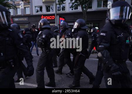 Hamburg, Deutschland. 31. Mai 2023. Polizeibeamte nehmen einen Demonstranten nach einer Demonstration gegen die Verurteilung der mutmaßlichen Linksextremistin Lina E. im Karolinenviertel in Gewahrsam. Das Oberlandesgericht Dresden verurteilte die mutmaßliche Linksextremistin Lina E. zu fünf Jahren und drei Monaten Haft für mehrere Angriffe auf Rechtsextremismen. Laut Gericht gehörte sie zu einer Gruppe, die Anschläge auf Mitglieder der rechten Szene verübte. Kredit: Marcus Brandt/dpa/Alamy Live News Stockfoto