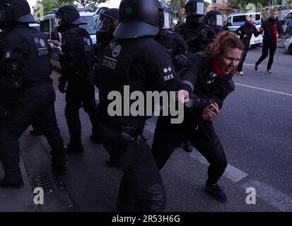 Hamburg, Deutschland. 31. Mai 2023. Polizeibeamte verprügeln sich mit einem Demonstranten nach einer Demonstration gegen die Verurteilung der vermuteten Linksextremistin Lina E. im Karolinenviertel. Das Oberlandesgericht Dresden verurteilte die mutmaßliche Linksextremistin Lina E. zu fünf Jahren und drei Monaten Haft für mehrere Angriffe auf Rechtsextremismen. Laut Gericht gehörte sie zu einer Gruppe, die Anschläge auf Mitglieder der rechten Szene verübte. Kredit: Marcus Brandt/dpa/Alamy Live News Stockfoto