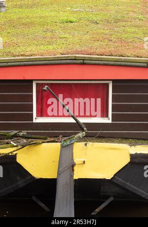 Hausboote und alte Brücke über einen der Kanäle im zentralen Bezirk, Amsterdam, Holland Stockfoto