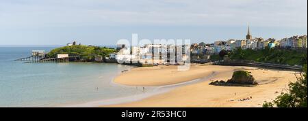 Tenby, Pembrokeshire, South Wales - Panoramablick auf Tenby North Beach, Hafen, Schloss, Stadt und Goskar-Felsen Stockfoto