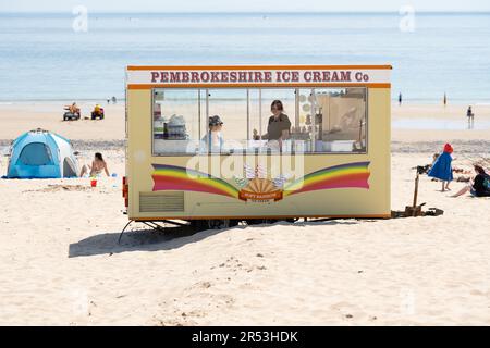 Pembrokeshire Ice Cream Co Eisdiele am Tenby South Beach, Tenby, Pembrokeshire, Wales Stockfoto